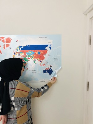 Bayraklı Dünya Haritası Dekoratif Akıllı Kağıt Tahta Statik Kağıt 70x117 Cm