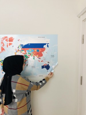 Bayraklı Dünya Haritası Dekoratif Akıllı Kağıt Tahta Statik Kağıt 70x117 Cm