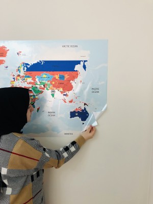 Bayraklı Dünya Haritası Dekoratif Akıllı Kağıt Tahta Statik Kağıt 70x117 Cm