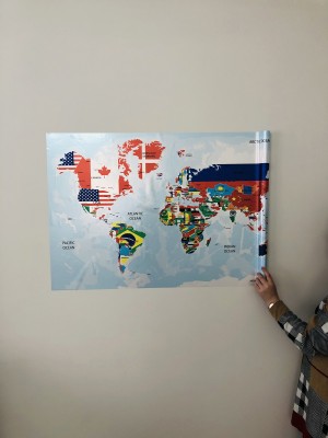 Bayraklı Dünya Haritası Dekoratif Akıllı Kağıt Tahta Statik Kağıt 70x117 Cm