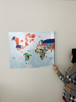 Bayraklı Dünya Haritası Dekoratif Akıllı Kağıt Tahta Statik Kağıt 70x117 Cm