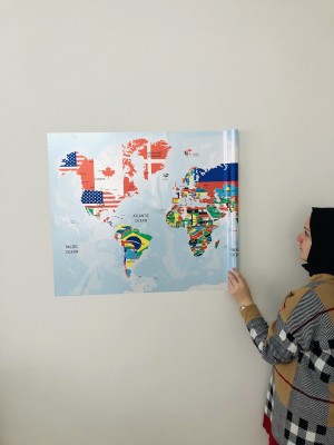 Bayraklı Dünya Haritası Dekoratif Akıllı Kağıt Tahta Statik Kağıt 70x117 Cm